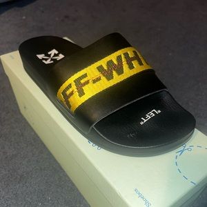 Men’s off white flip flop